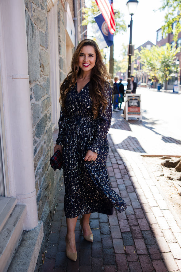 Outdoor model in the Sail to Sable Smocked Midi Dress - Navy Clip Dot