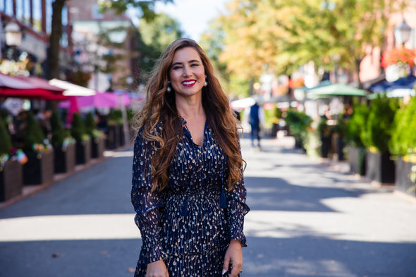 Outdoor model in the Sail to Sable Smocked Midi Dress - Navy Clip Dot