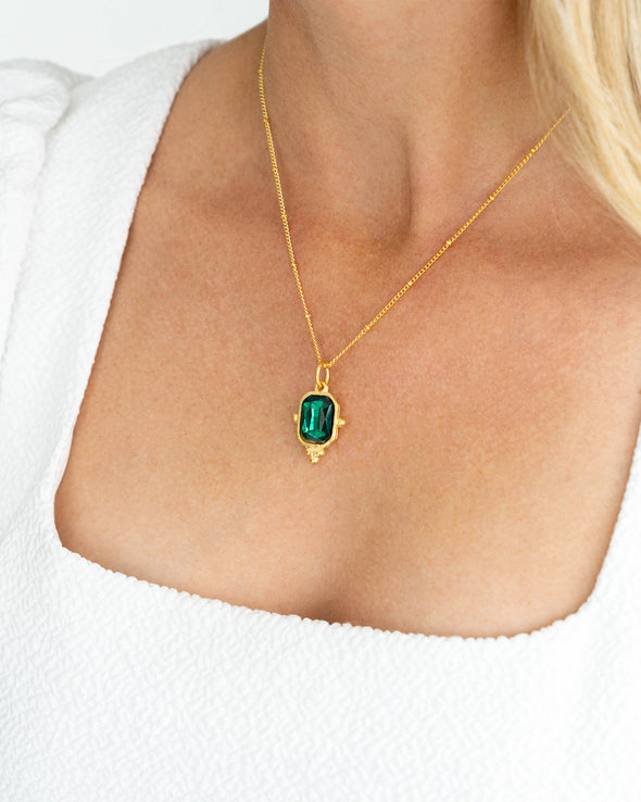 Model in the Susan Shaw Dainty Collins Necklace - Evergreen