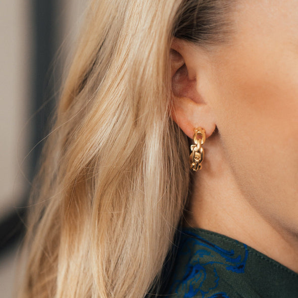 Model in the Susan Shaw Mini Chain Hoops