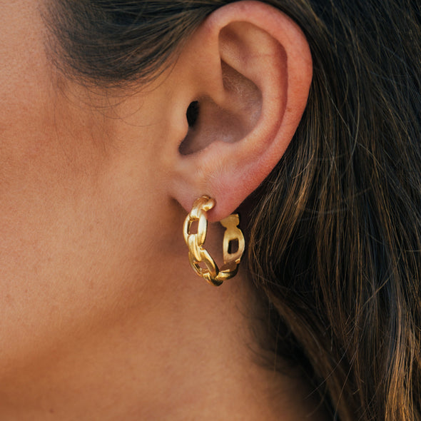 Model in the Susan Shaw Mini Chain Hoops